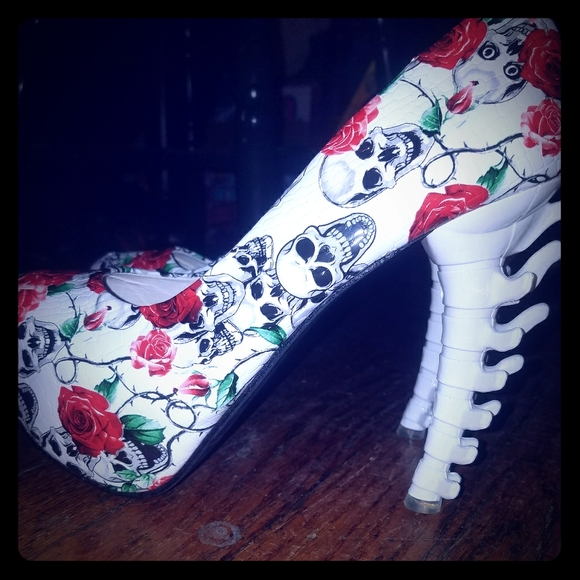 show story Shoes - Skull and Roses Heels